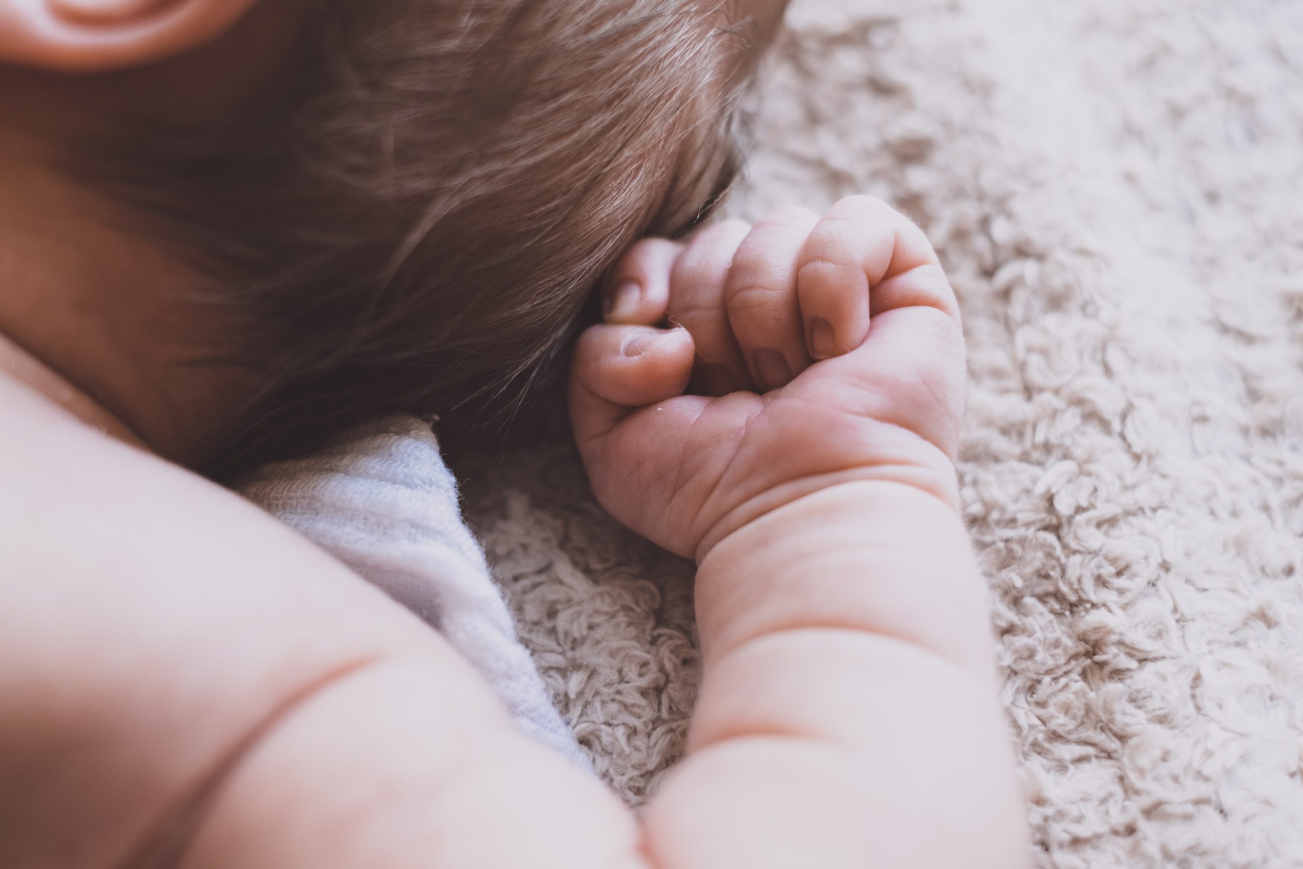 Sentir-se seguro: o primeiro passo para o bebé dormir bem
